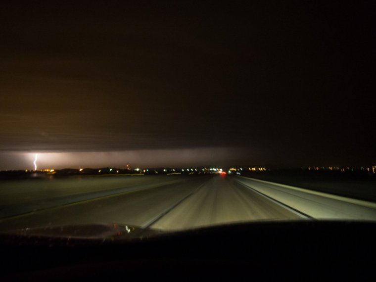 Ночная трасса из машины