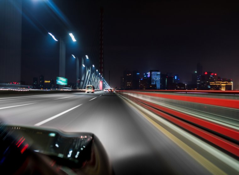 Вид ночного города из машины