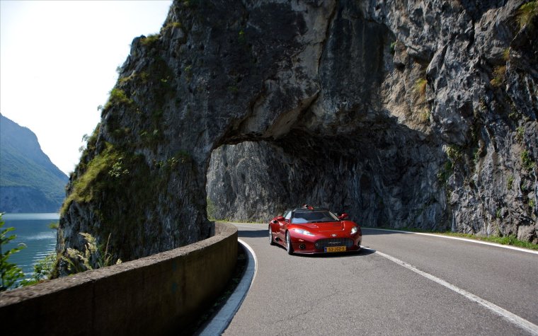 Автомобиль на горной дороге