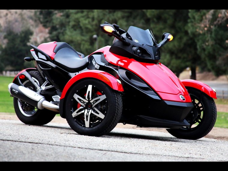 Spyder трехколесный мотоцикл