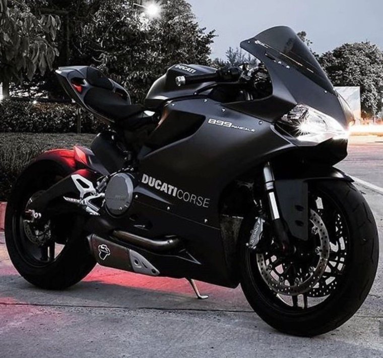 Черный мотоцикл