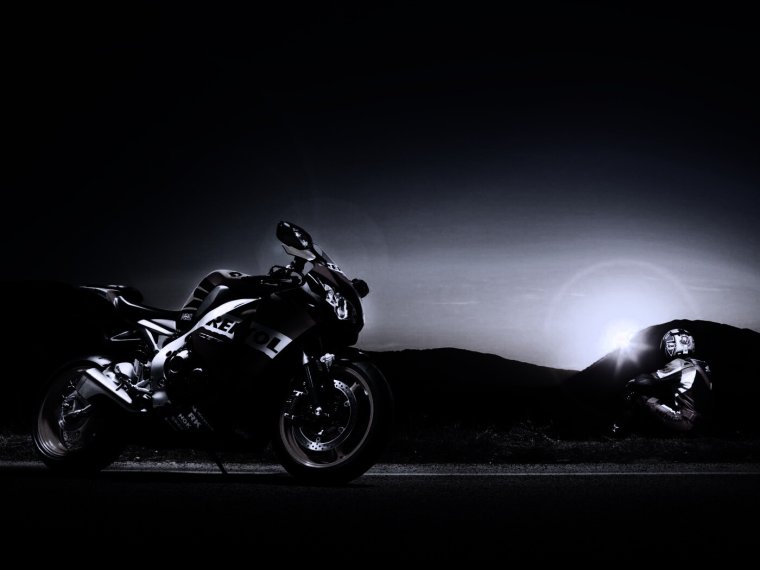 Мотоцикл на черном фоне