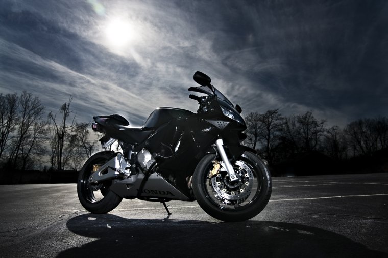 Черный мотоцикл Honda