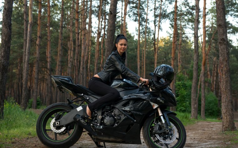 Брюнетка на мотоцикле