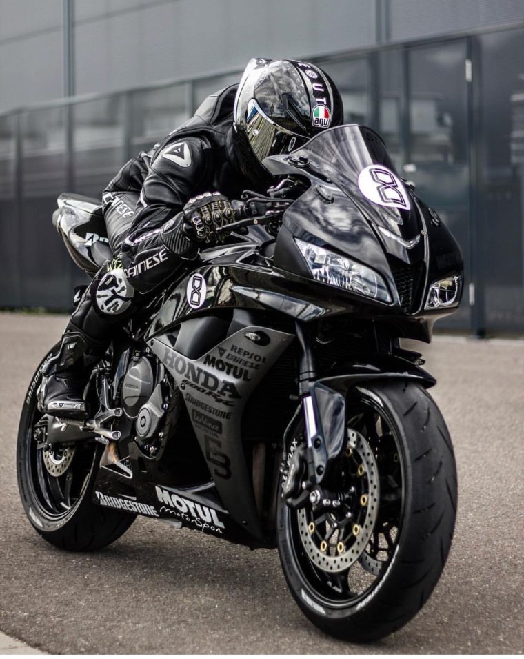 Черный мотоцикл