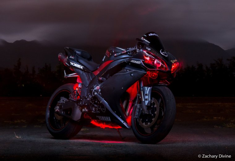 Мотоцикл Ямаха р1 красный