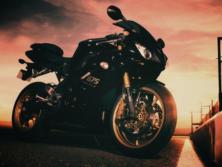 Мотоцикл на красивом фоне