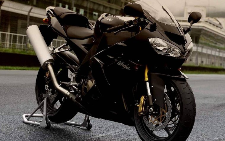 Черный спортивный мотоцикл