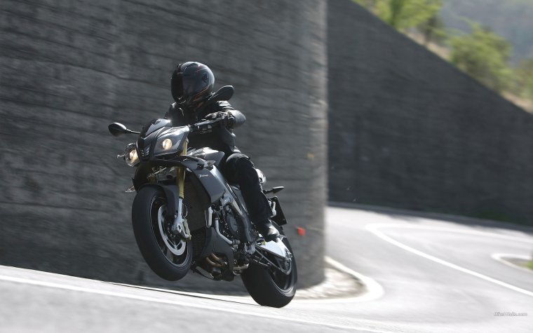 Мотоциклист в черном