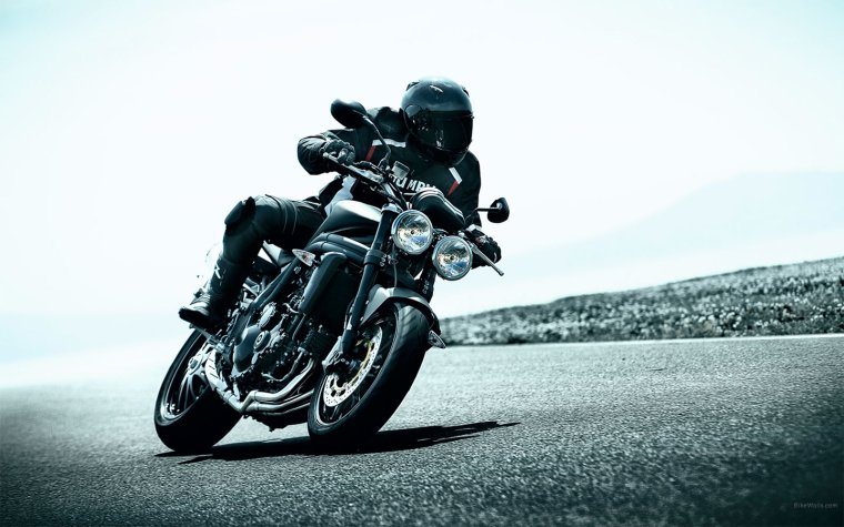 Мотоциклист на черном фоне