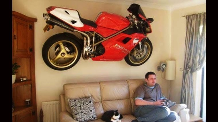 Мотоцикл на стене в квартире