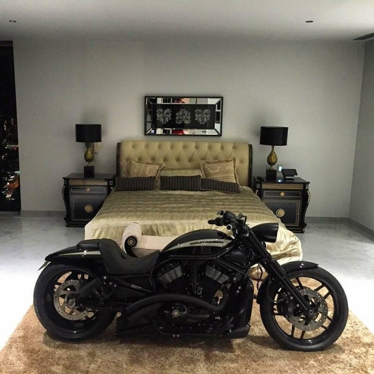 Мотоцикл в доме