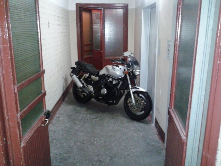 Интерьер гаража для мотоцикла