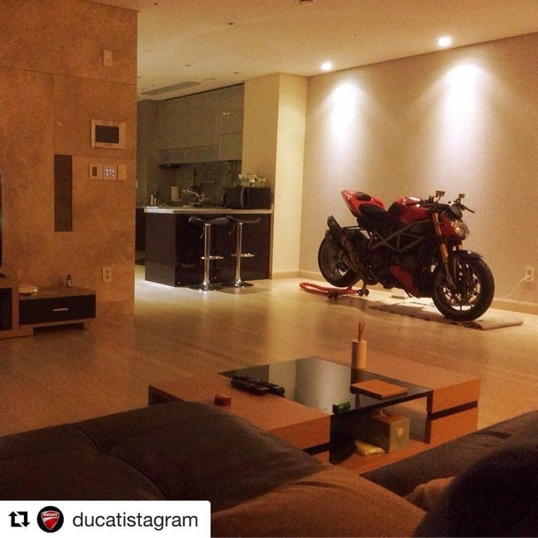 Спортивный мотоцикл в гараже