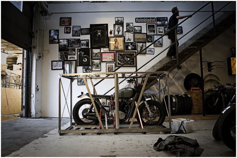 Лофт с мотоциклом