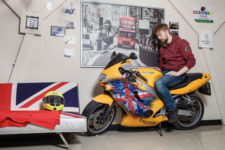 Мотоцикл в интерьере дома