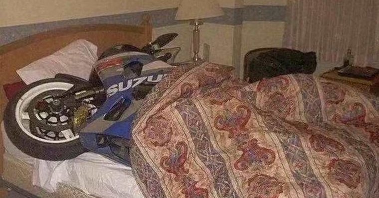 Мотоцикл и елка