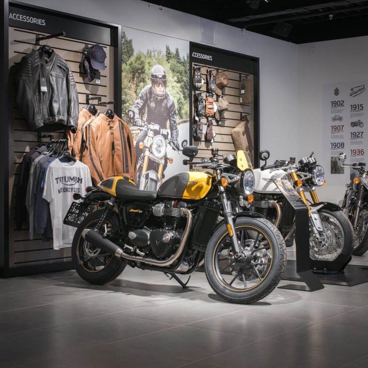 Комната-спальня мужика с фотообоями мото рок