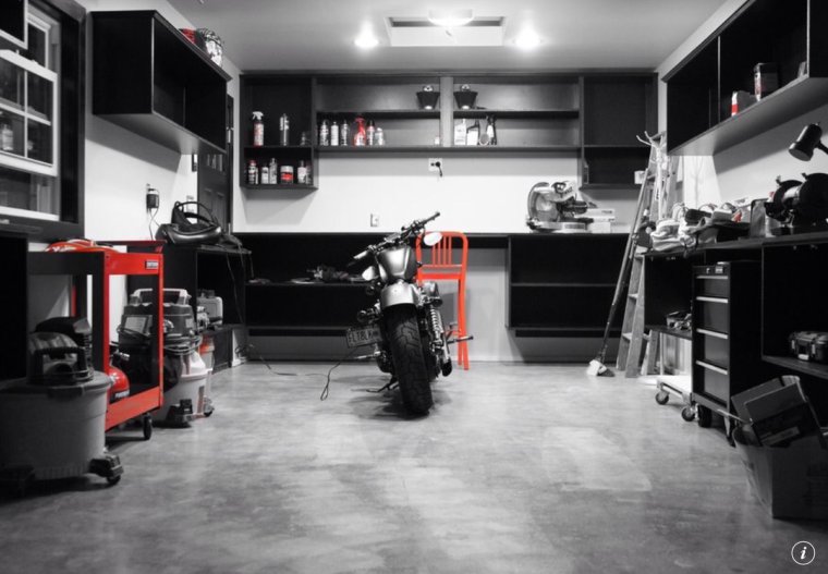 Мотоцикл в подъезде