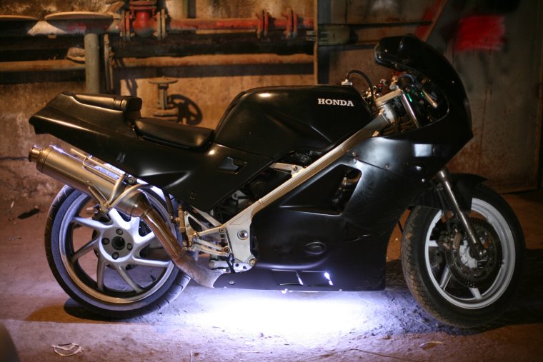 Мотоцикл на фоне стены