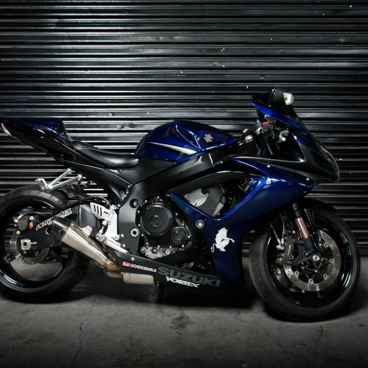 Темно синий мотоцикл
