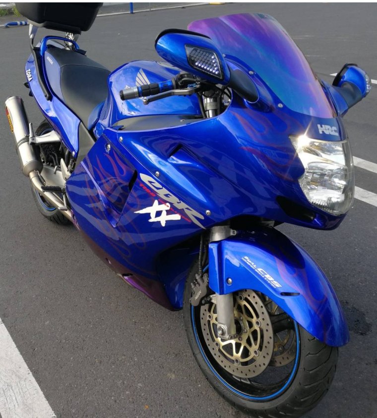 Мотоцикл на синем фоне