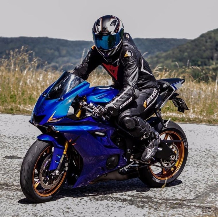 Спортбайк с мотоциклистом