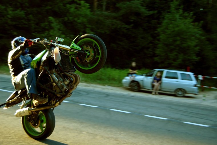 Мотоцикл на заднем плане