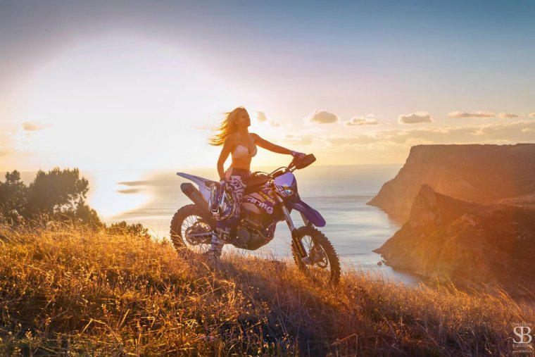 Мотоцикл на рассвете