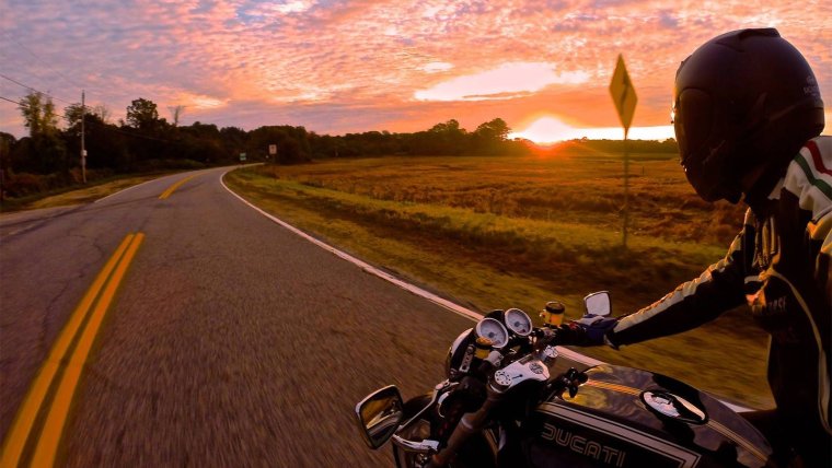 Красивый закат и мотоцикл