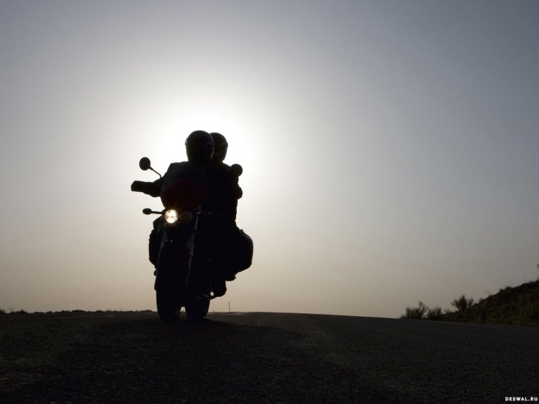 Мотоцикл на рассвете