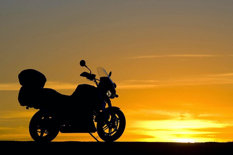 Пара на мотоцикле на закате
