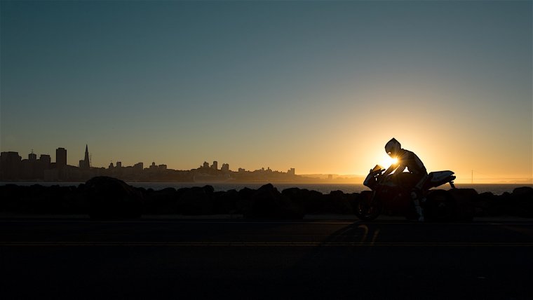 Байкер на закате