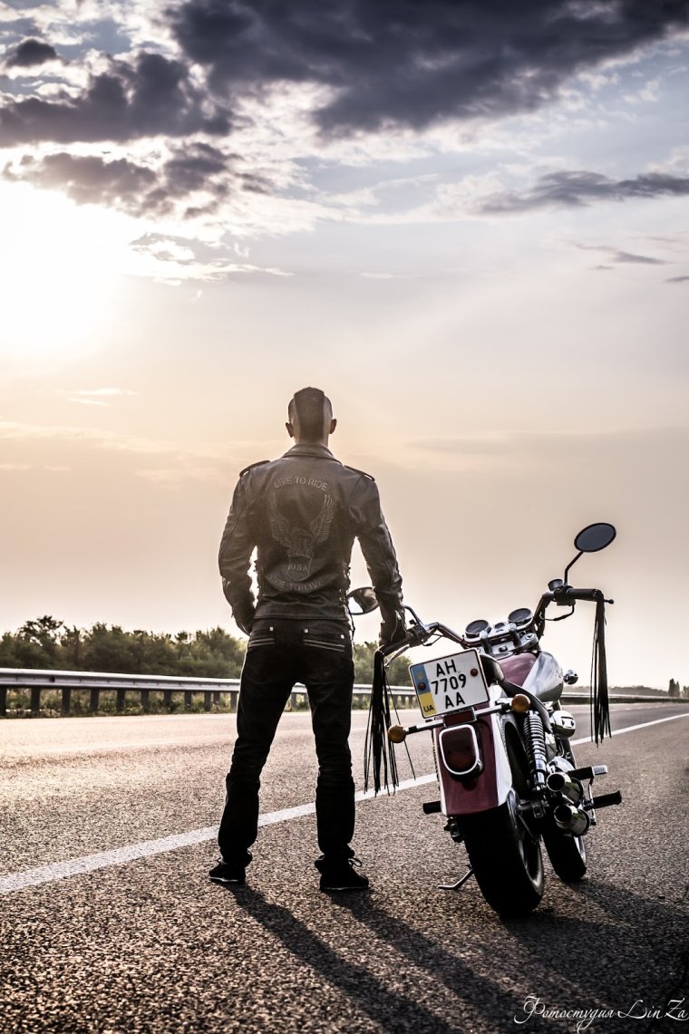 Мотоциклист на закате
