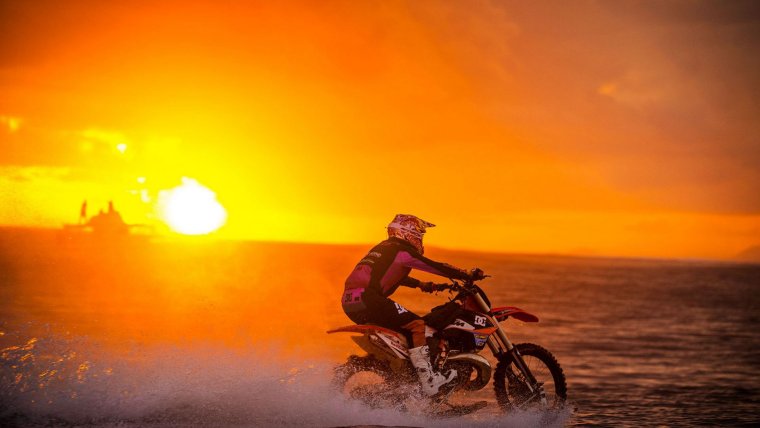 Девушка на мотоцикле закат