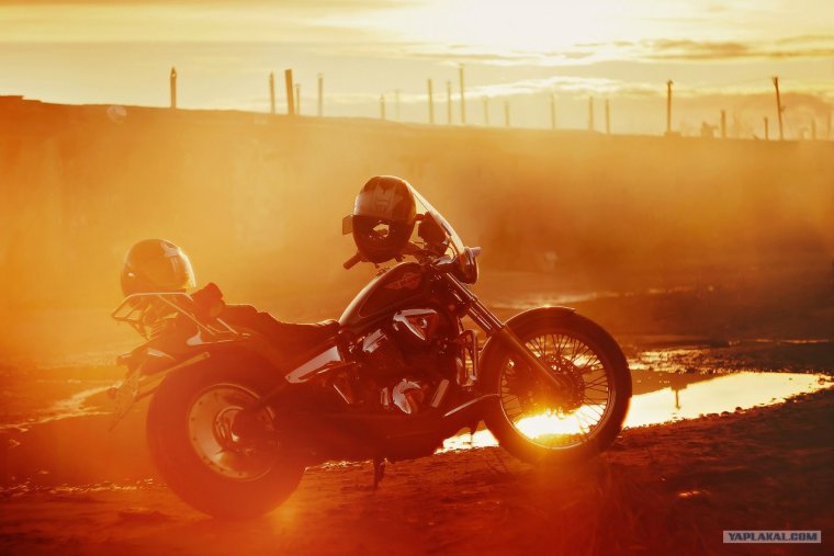 Байк на дороге