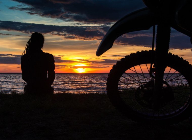 Мотоцикл на дороге