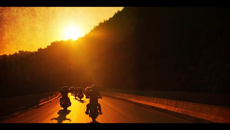 Мотоцикл уезжает в закат