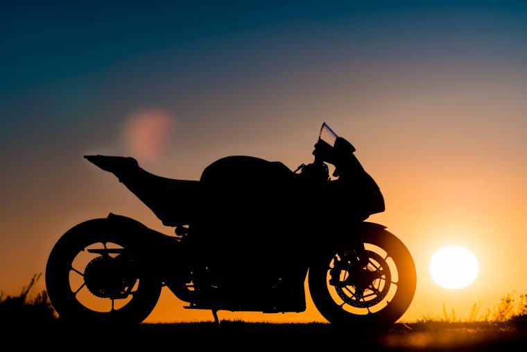 Парень на мотоцикле на закате