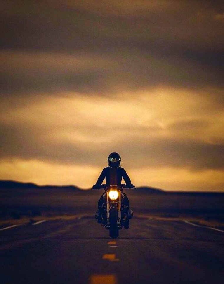 Мотоцикл на дороге