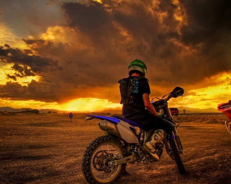 Мотоцикл на фоне заката