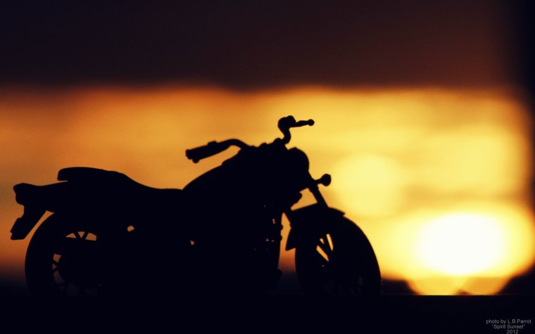 Мотоцикл на фоне заката