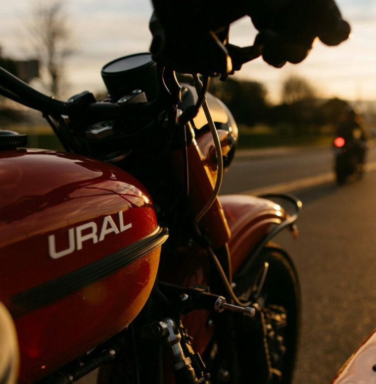 Байкер на закате