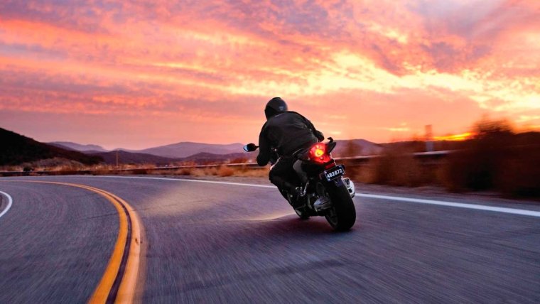 Мотоцикл на рассвете