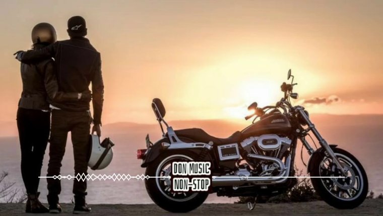 Парень на мотоцикле на закате