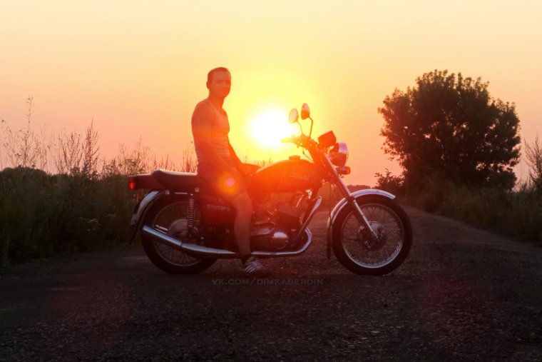 Байкер на закате