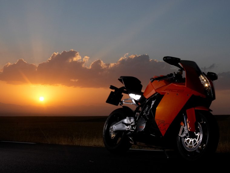 Мотоцикл уезжает в закат