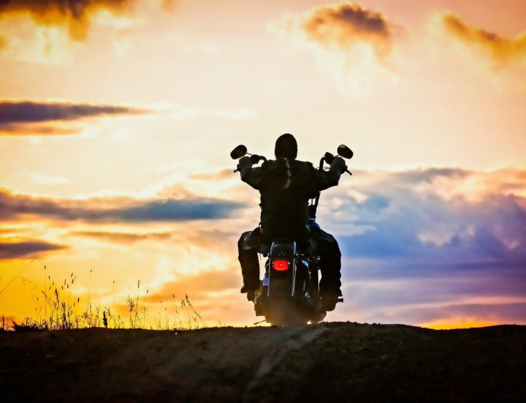 Мотоцикл уезжает в закат