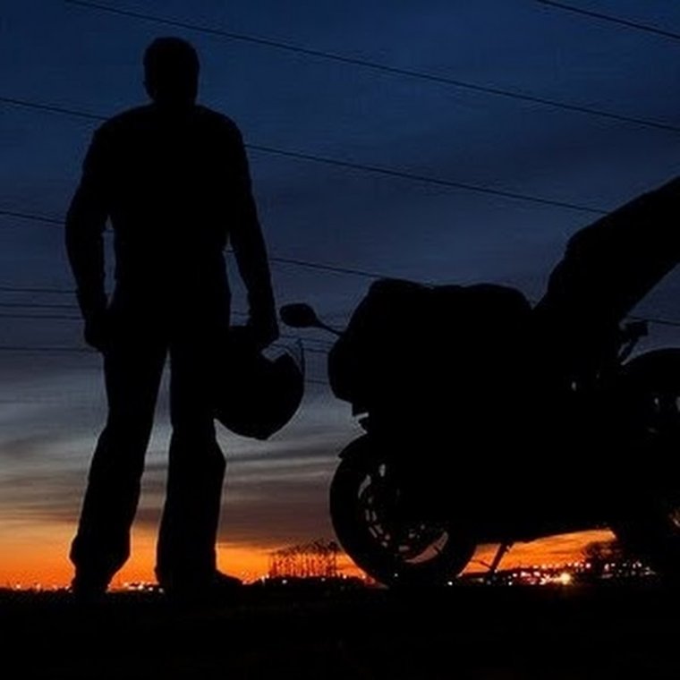 Байкер на закате