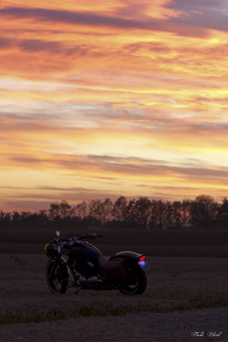 Мотоцикл на закате